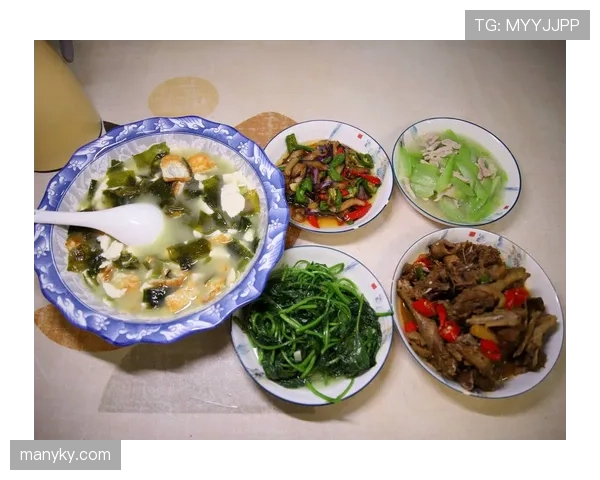 拉菲尼亚今天又在饭馆点了那种我们连菜单都看不懂的菜…这日子真离谱