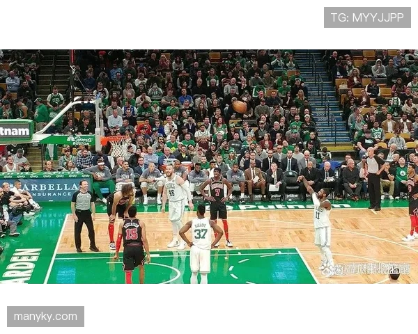 篮球罚球时防守球员必须在位置区外等多久？关键规则详解